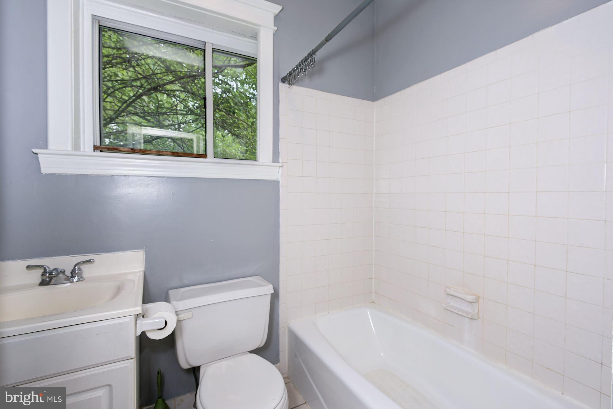819 Warwick Road Baltimore, MD 21229 - Photo 12 of 23 Full Bath