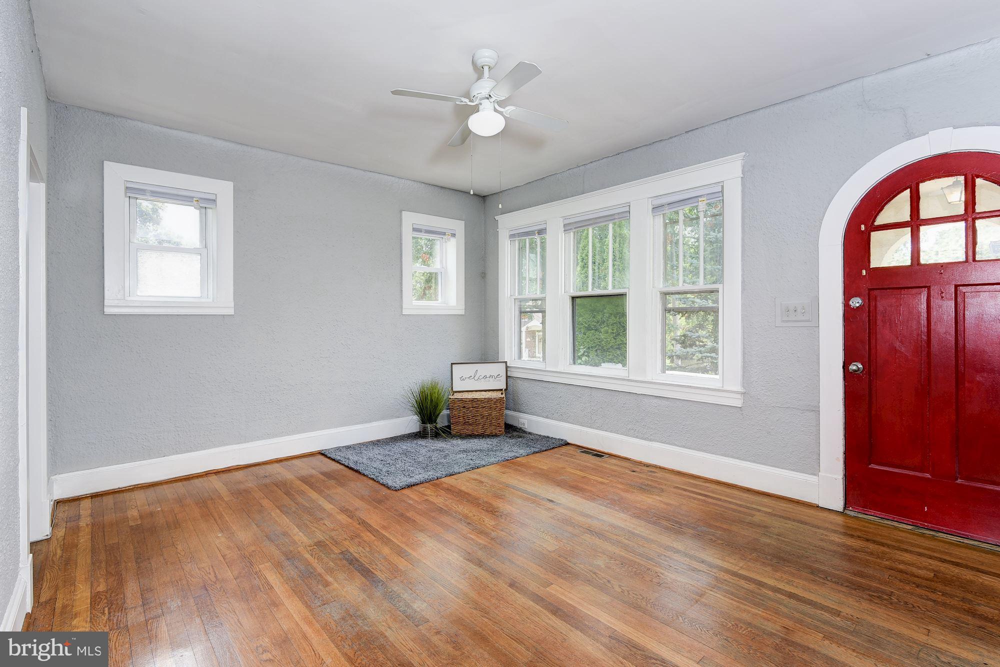 819 Warwick Road Baltimore, MD 21229 - Photo 3 of 23 Living Room