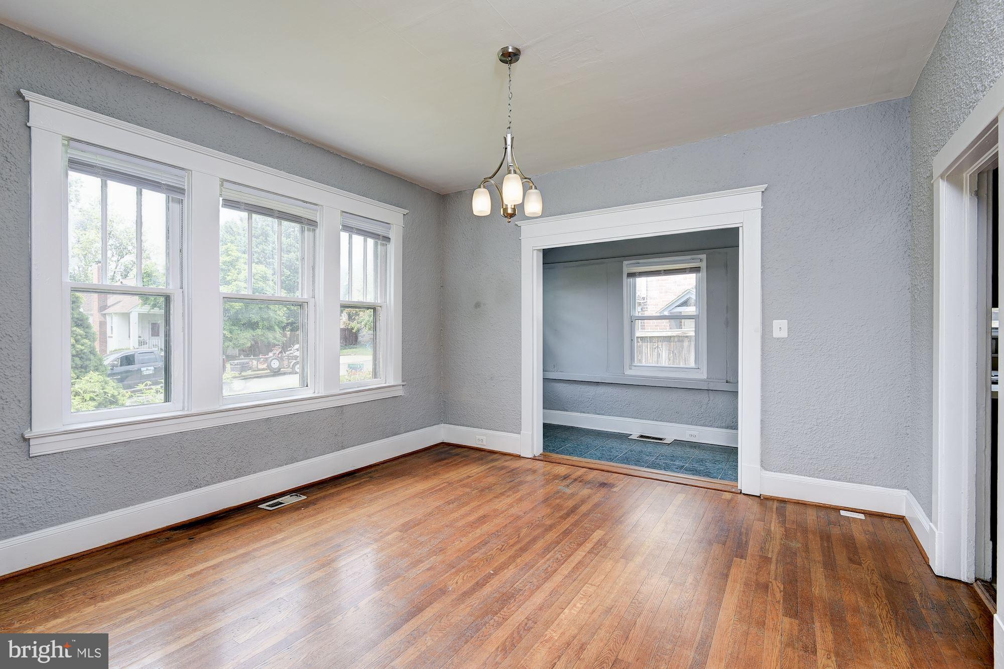 819 Warwick Road Baltimore, MD 21229 - Photo 4 of 23 Dining Room | Wet Bar
