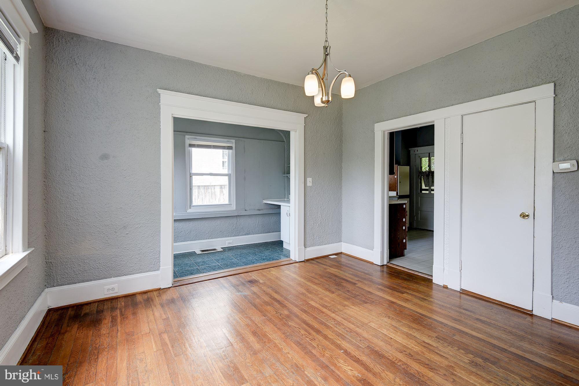 819 Warwick Road Baltimore, MD 21229 - Photo 6 of 23 Dining Room | Wet Bar