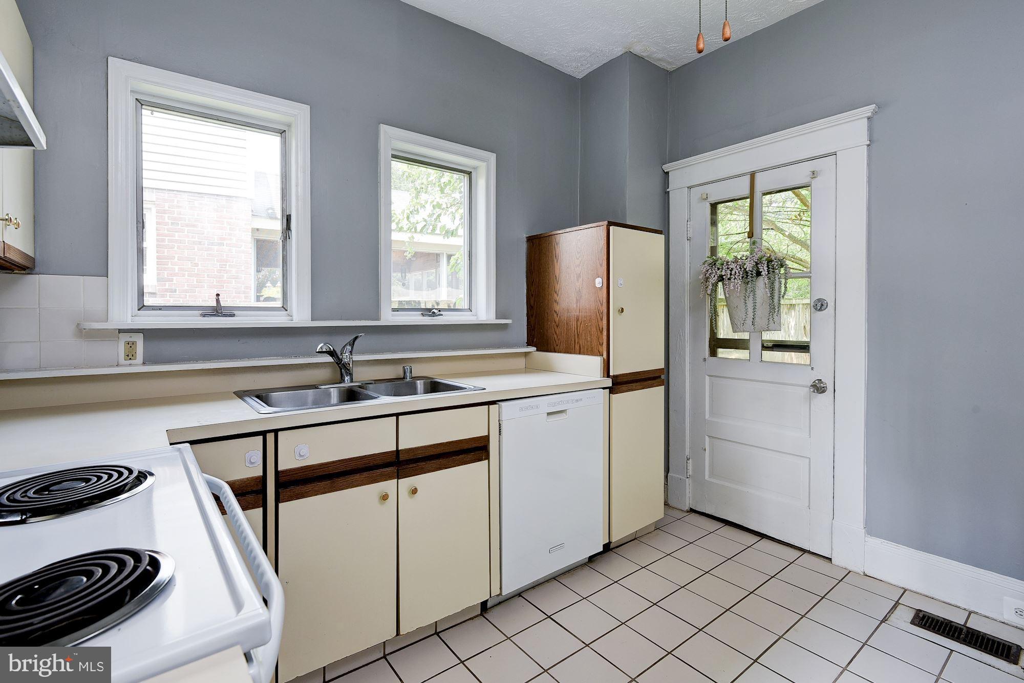 819 Warwick Road Baltimore, MD 21229 - Photo 7 of 23 Kitchen