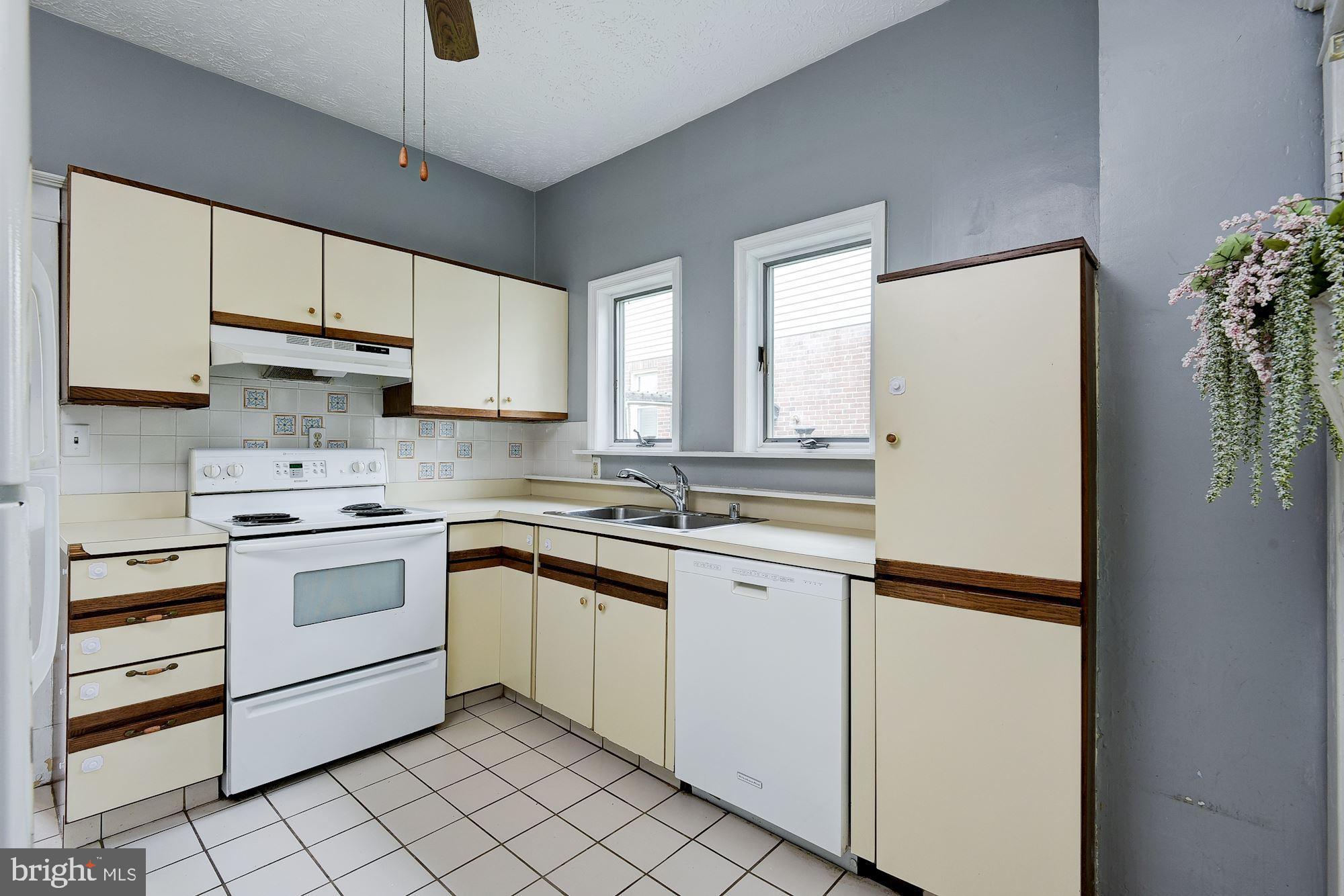 819 Warwick Road Baltimore, MD 21229 - Photo 8 of 23 Kitchen