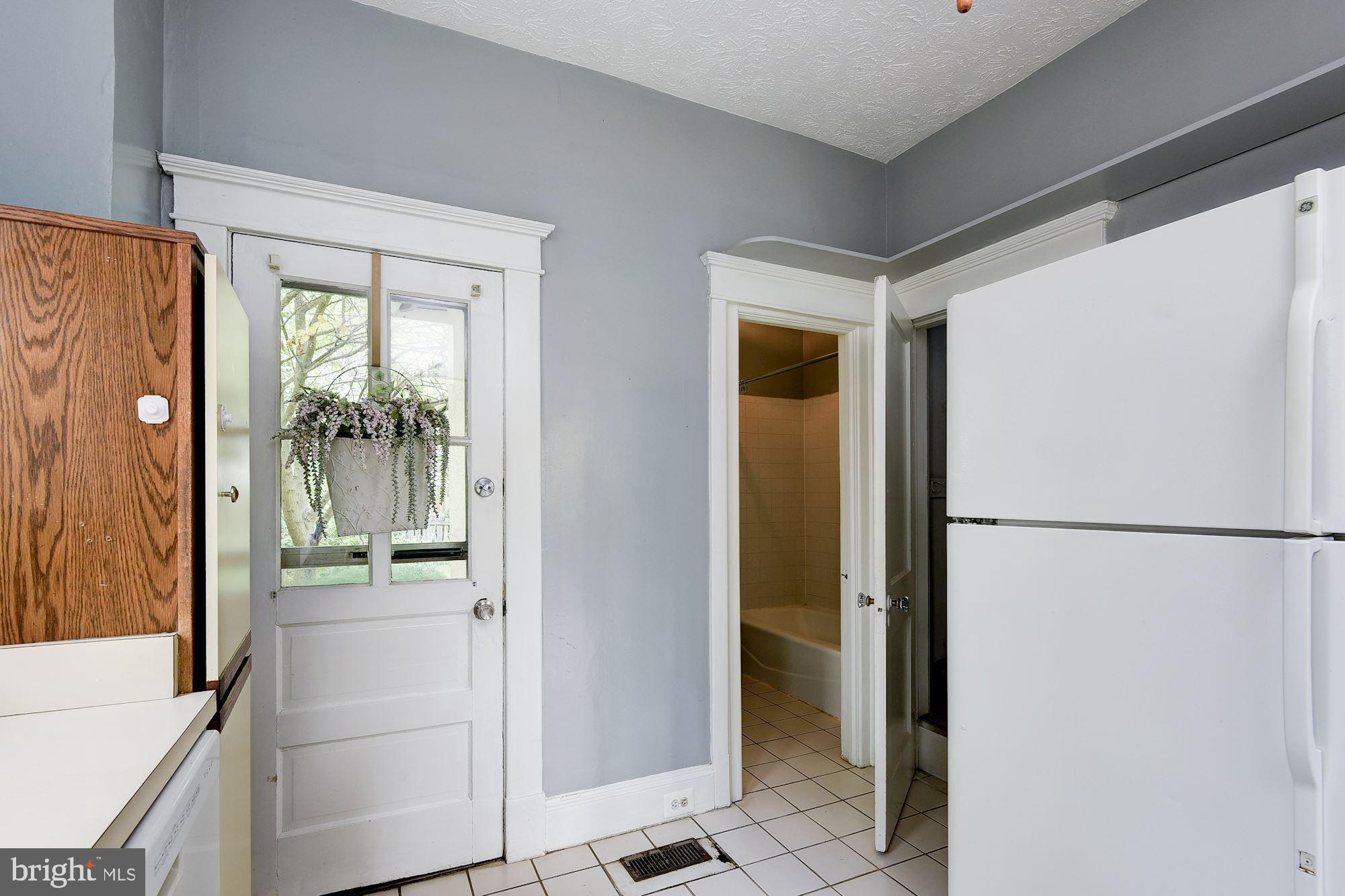 819 Warwick Road Baltimore, MD 21229 - Photo 9 of 23 Kitchen