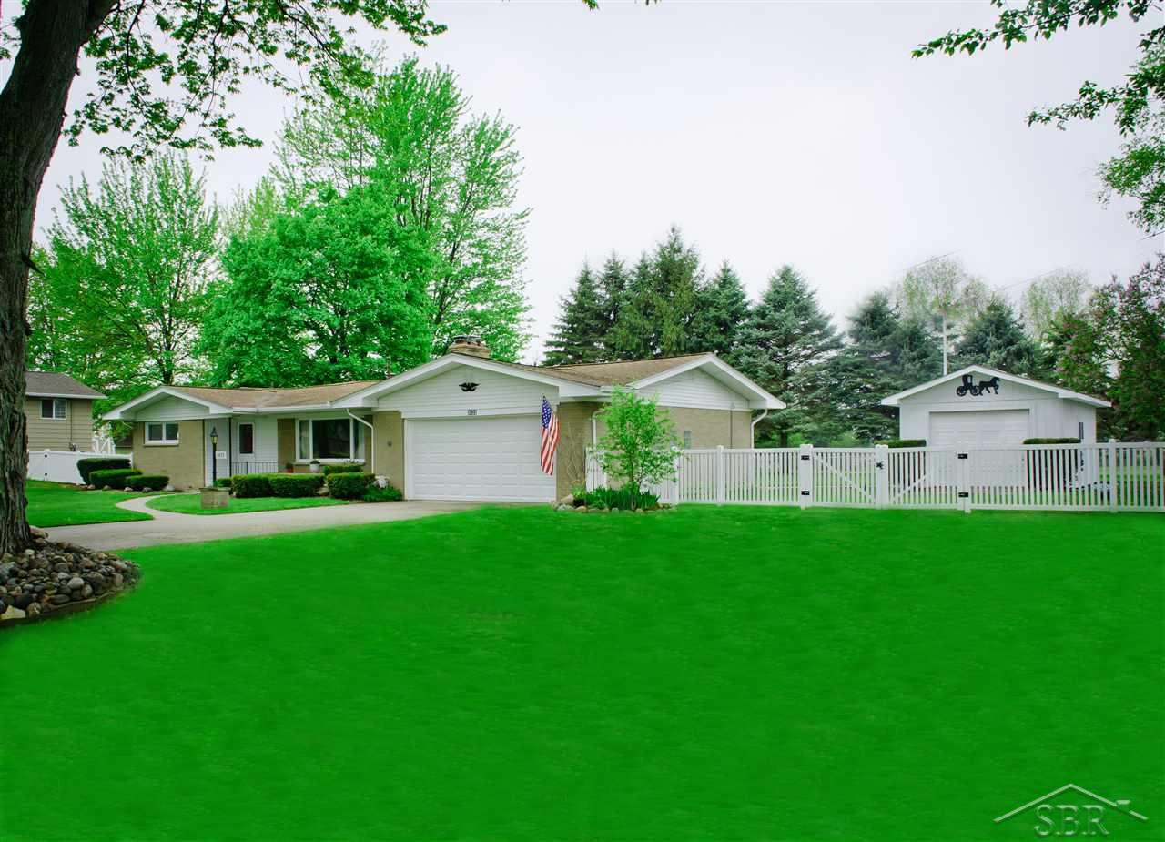 3633 North Thomas Road Freeland, MI 48623 - Photo 3 of 12 Front yard with additional garage