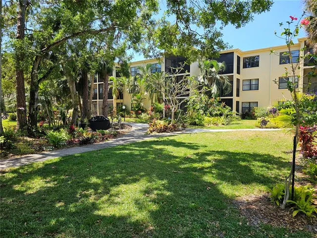 a view of a tennis court