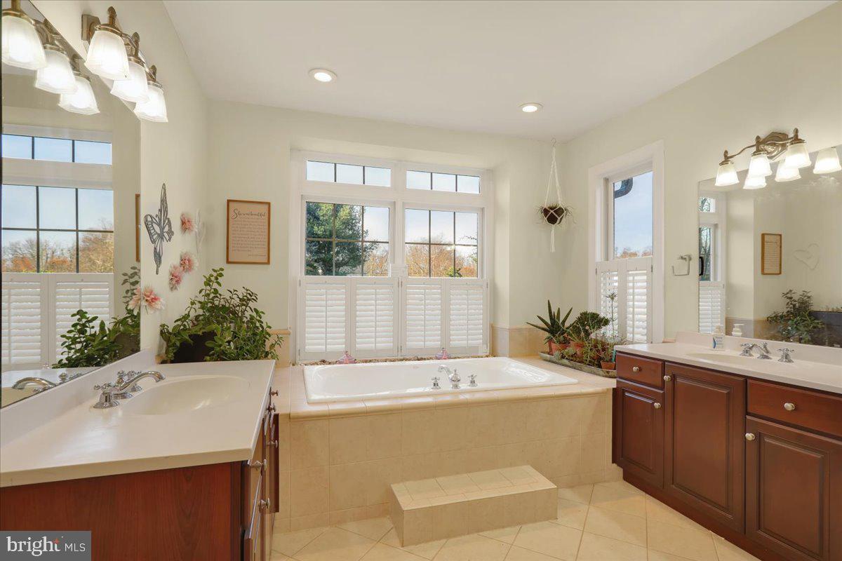 2880 Chestnut Hill Road Pottstown, PA 19465 - Photo 18 of 39 Relax in the Master bathroom tub