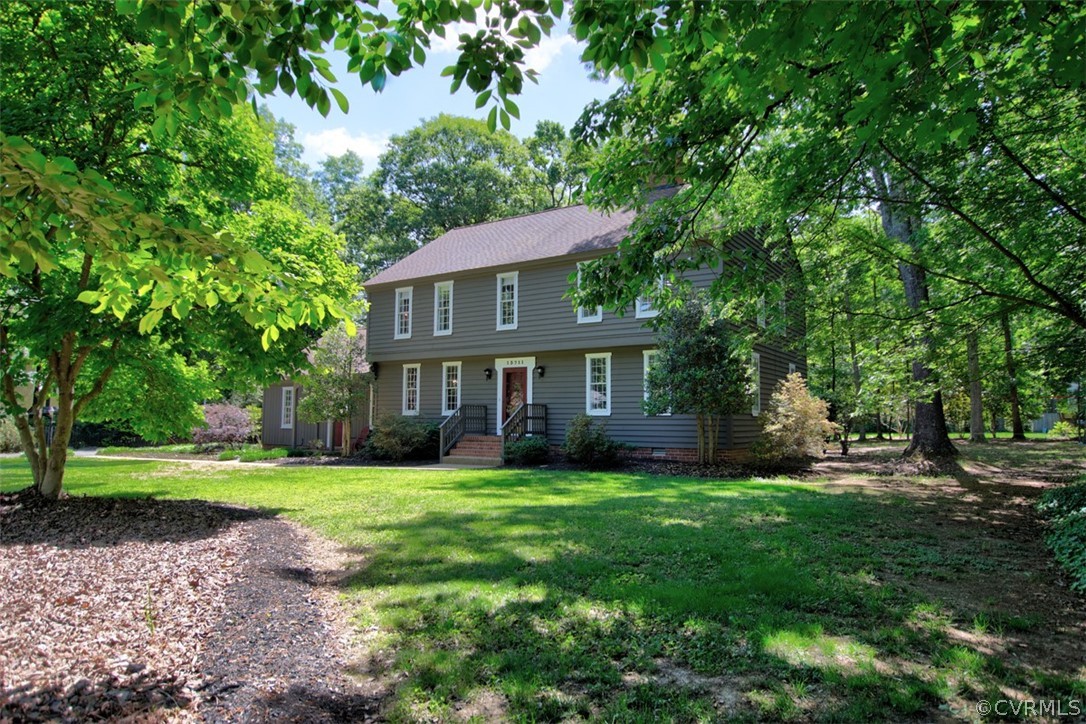 a view of a house with a yard