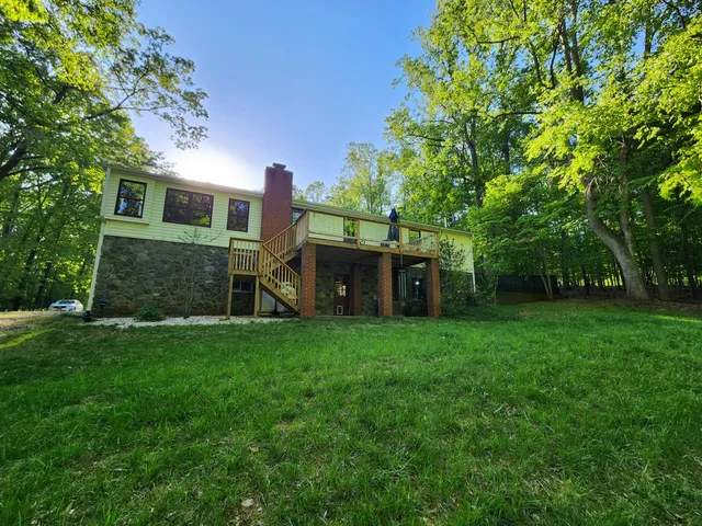 a view of a backyard