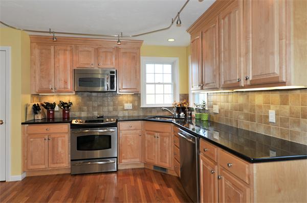 39 Cavanaugh Road Framingham, MA 01701 - Photo 2 of 28 Gallery Image 2