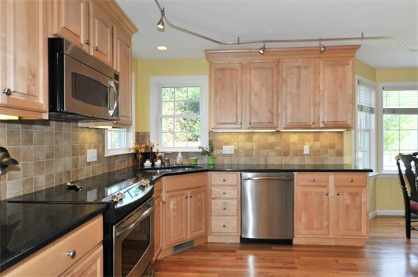 39 Cavanaugh Road Framingham, MA 01701 - Photo 3 of 28 Gallery Image 3
