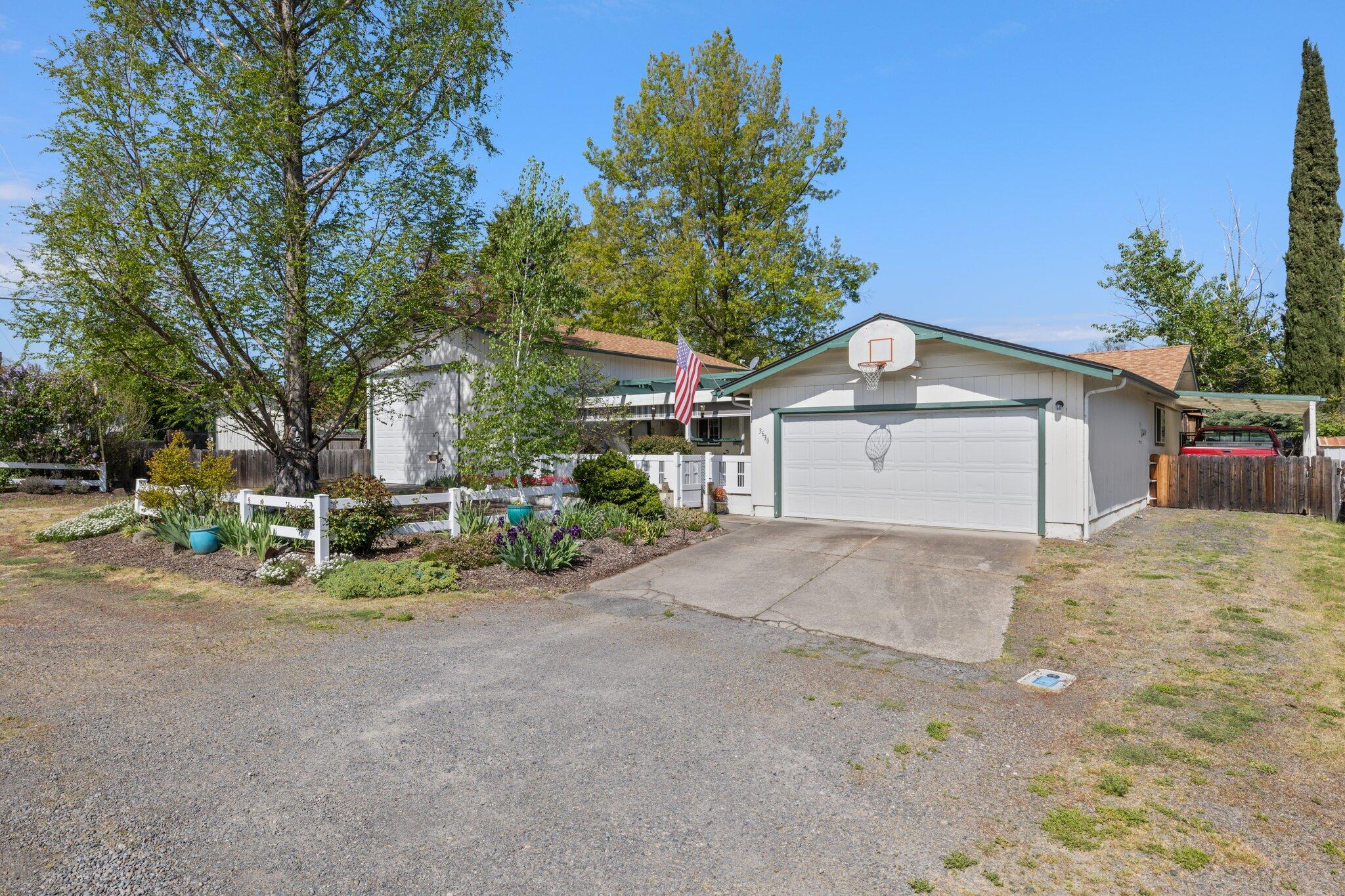 3630 Hilsinger Road Phoenix, OR 97535 - Photo 2 of 41 2-web-or-mls-_D9A5169