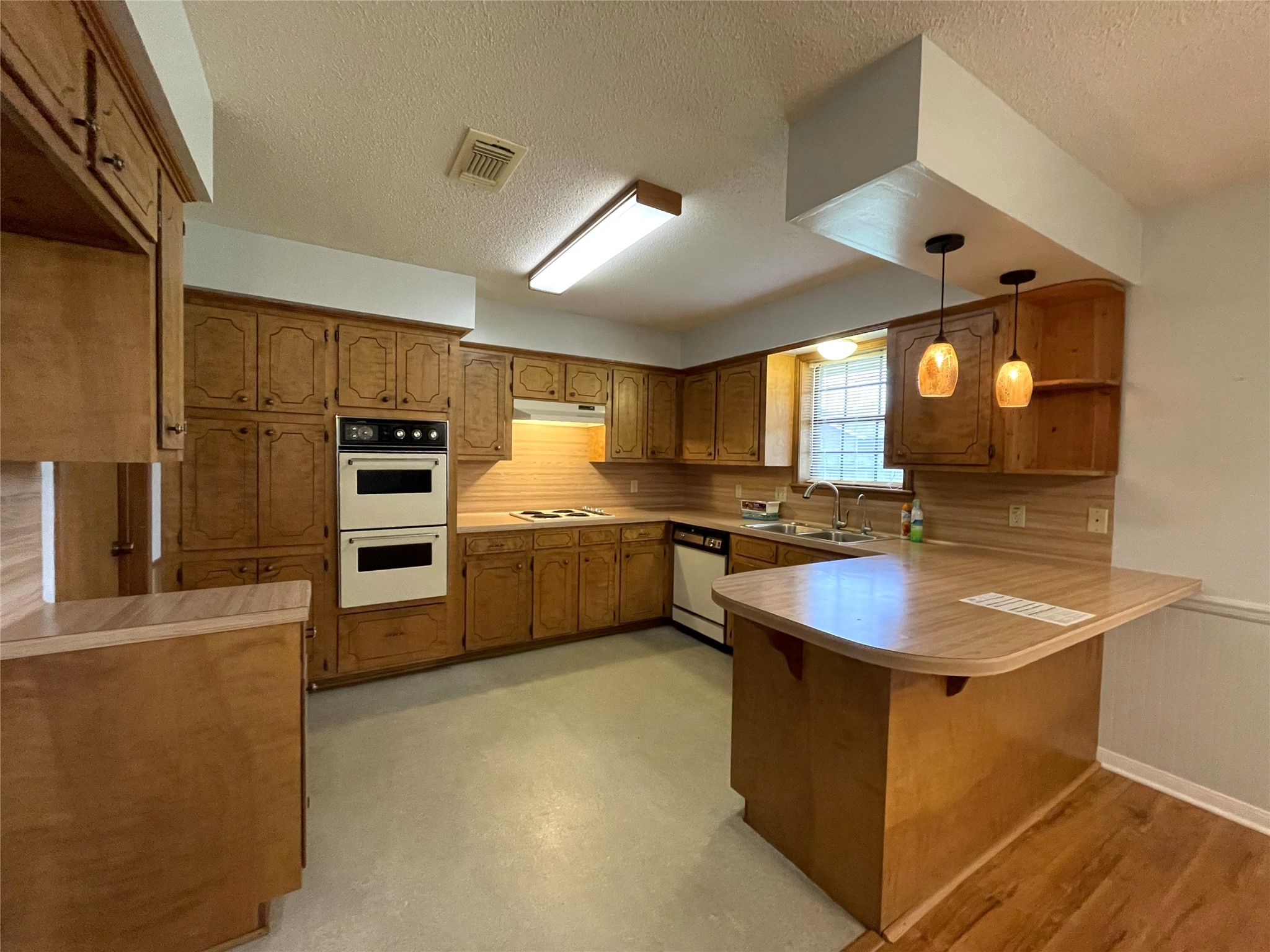 1304 Allison Street Brenham, TX 77833 - Photo 9 of 27 Kitchen with breakfast bar