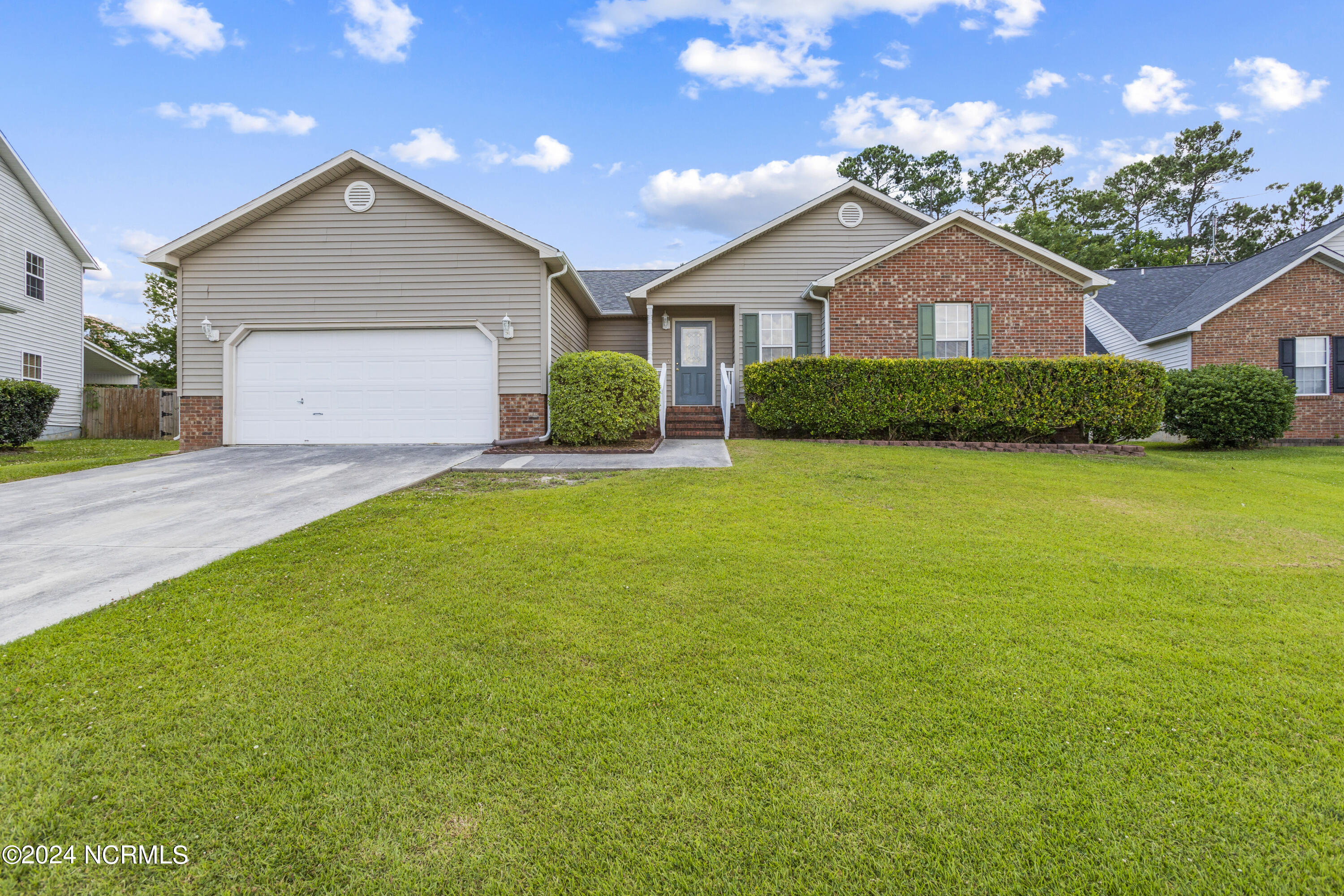 411 Southbridge Drive Jacksonville, NC 28546 - Photo 2 of 25 01