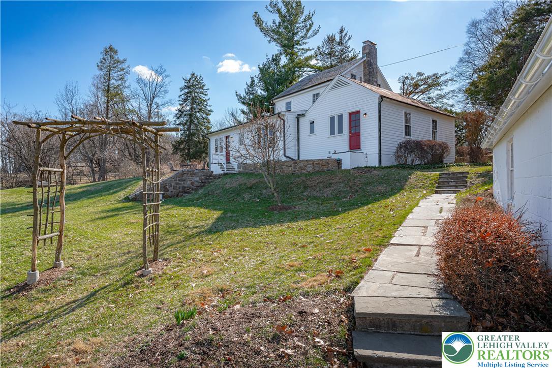 2016 Stonesthrow Road Bethlehem, PA 18015 - Photo 5 of 58