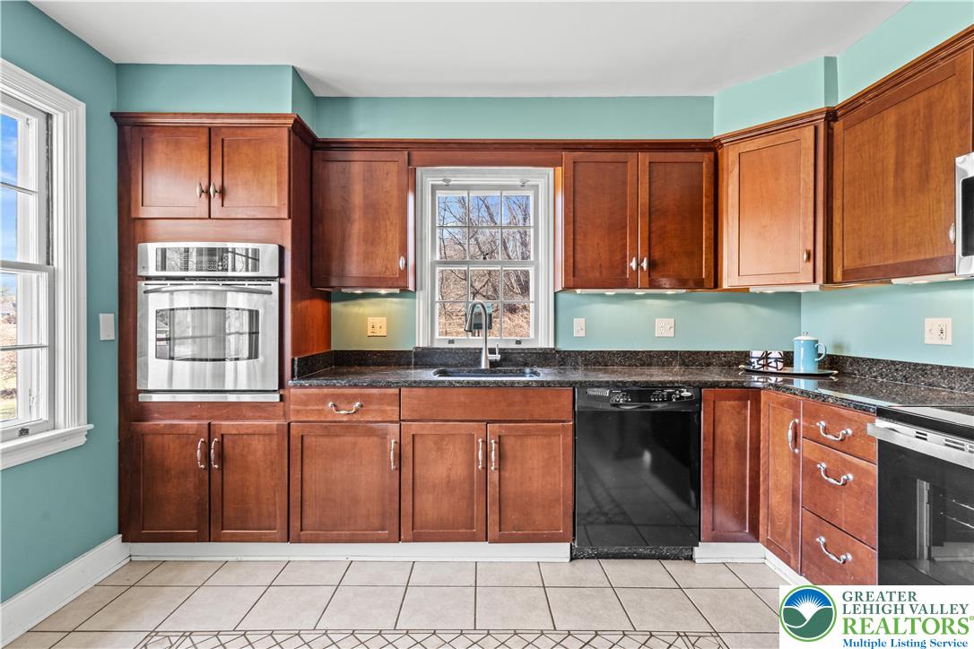 2016 Stonesthrow Road Bethlehem, PA 18015 - Photo 7 of 58