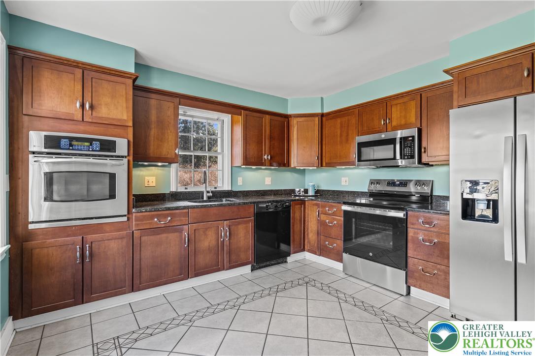 2016 Stonesthrow Road Bethlehem, PA 18015 - Photo 8 of 58