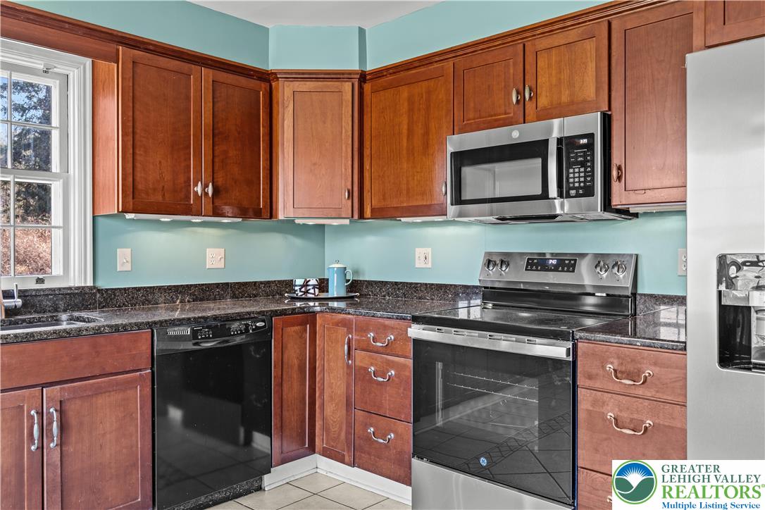 2016 Stonesthrow Road Bethlehem, PA 18015 - Photo 9 of 58