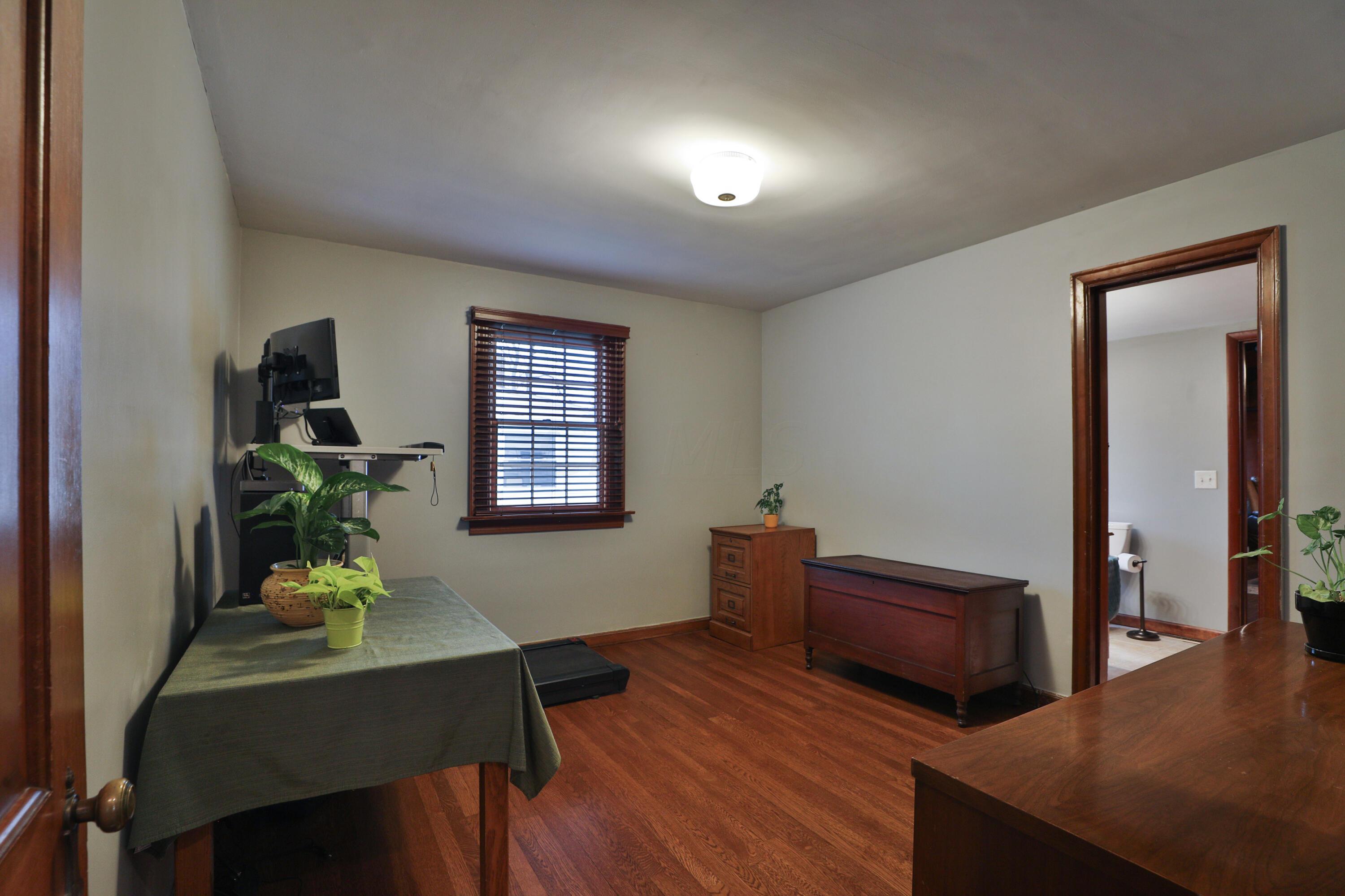 390 East Beaumont Road Columbus, OH 43214 - Photo 20 of 52 First floor bedroom