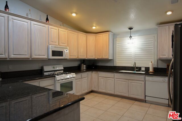 21724 Mid Way Tehachapi, CA 93561 - Photo 3 of 44 Gallery Image 3