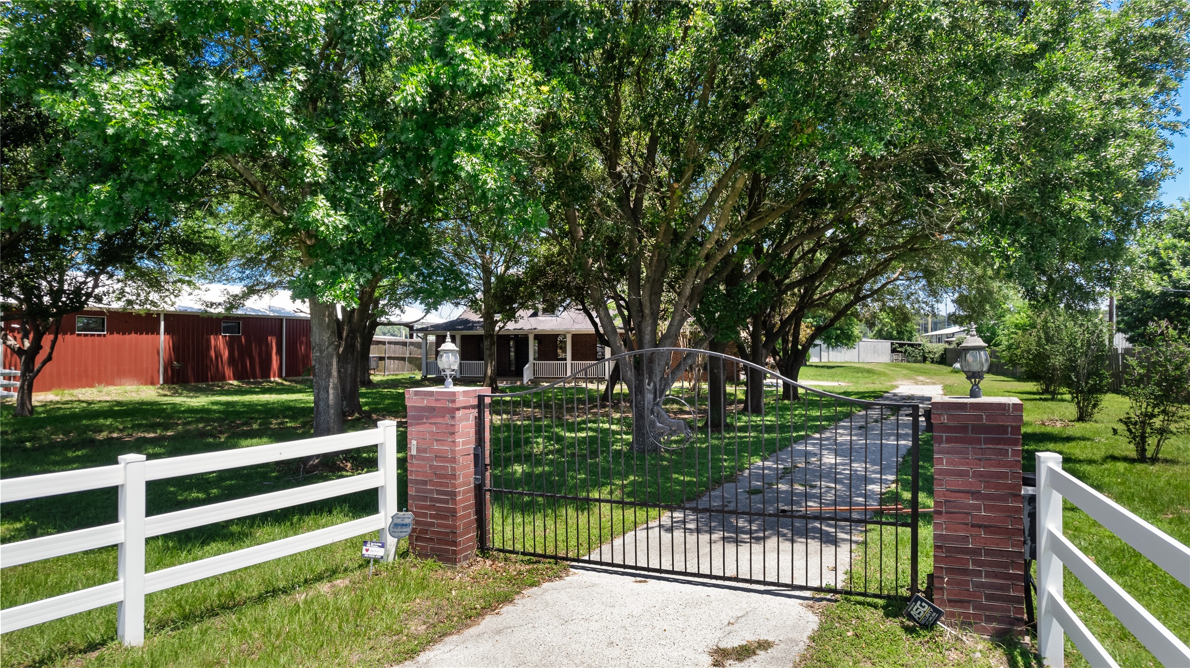 20240 Cypress Rosehill Road Tomball, TX 77377 - Photo 9 of 26 a view of a deck with a large garden