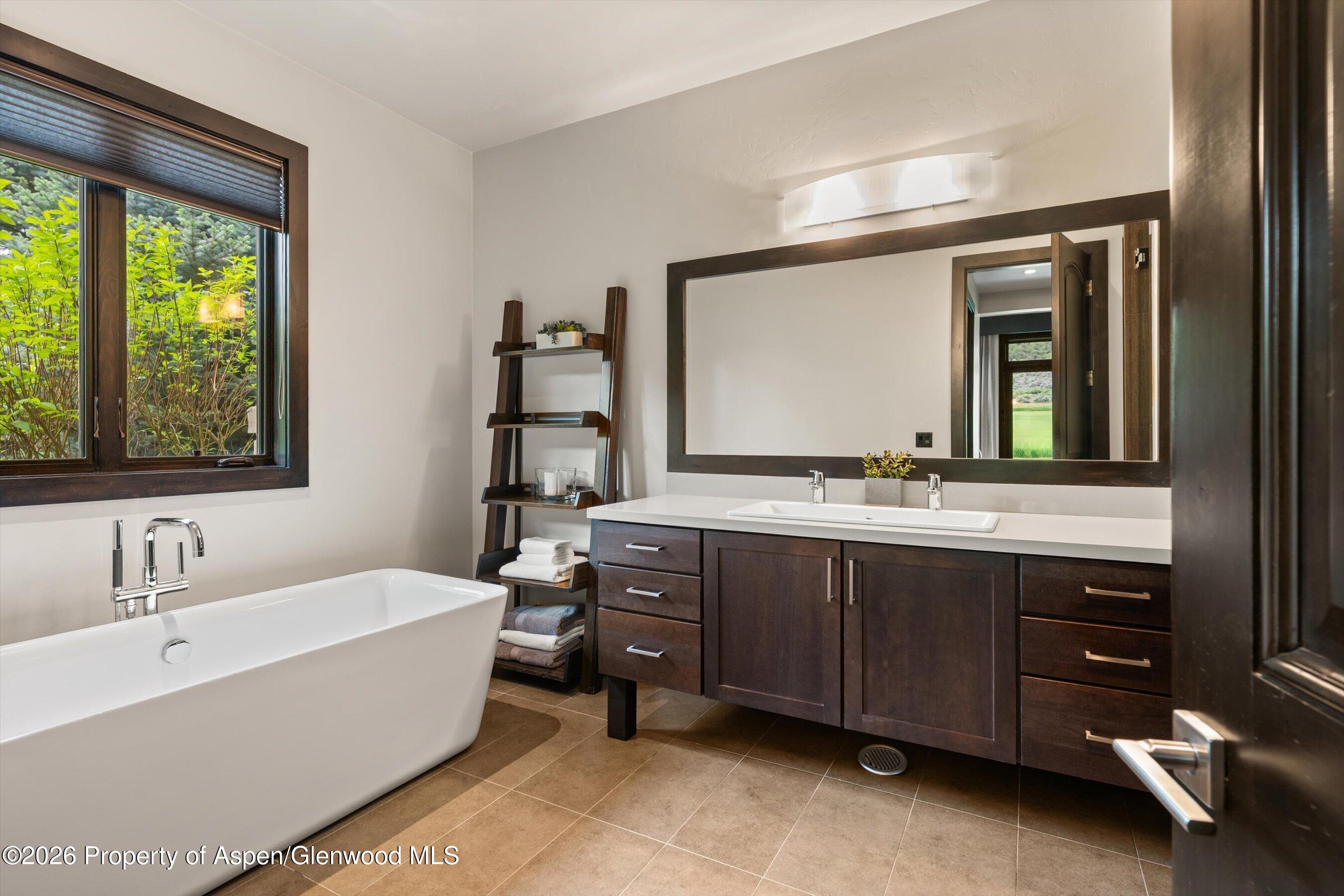 285 Saddleback Road Carbondale, CO 81623 - Photo 26 of 55 Primary bathroom with tub