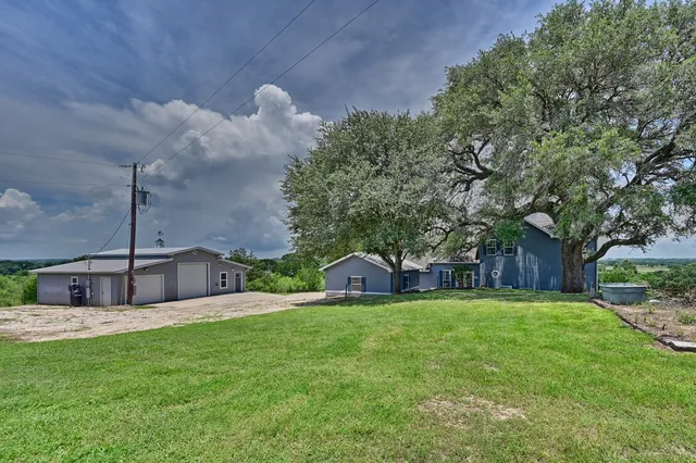 a view of a back yard