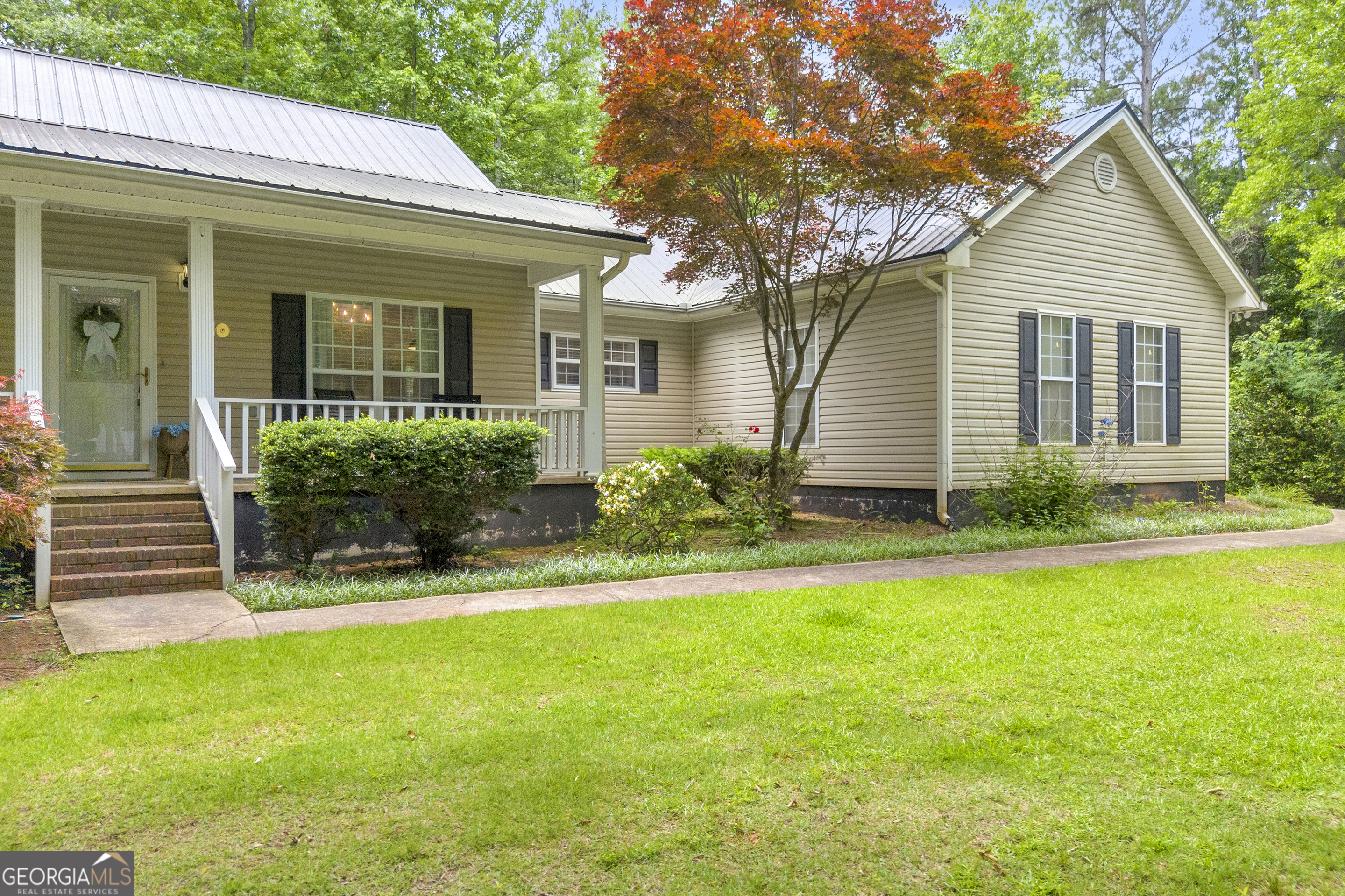 163 Tuxedo Drive Commerce, GA 30530 - Photo 8 of 62 a view of a house with a yard and plants