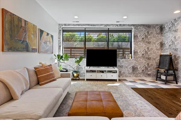 $875,000 | 1900 West Armitage Avenue, Unit 1, Chicago, IL 60622