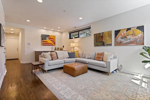 $875,000 | 1900 West Armitage Avenue, Unit 1, Chicago, IL 60622