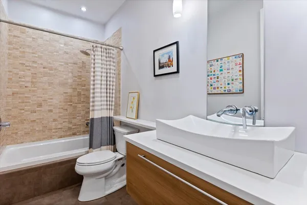 $875,000 | 1900 West Armitage Avenue, Unit 1, Chicago, IL 60622