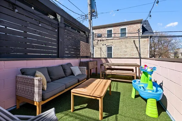$875,000 | 1900 West Armitage Avenue, Unit 1, Chicago, IL 60622