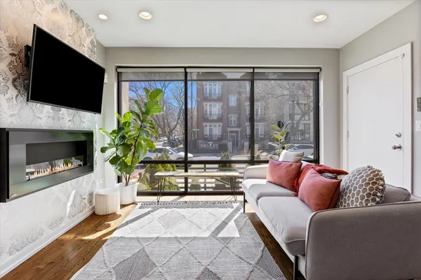 $875,000 | 1900 West Armitage Avenue, Unit 1, Chicago, IL 60622