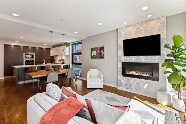 $875,000 | 1900 West Armitage Avenue, Unit 1, Chicago, IL 60622