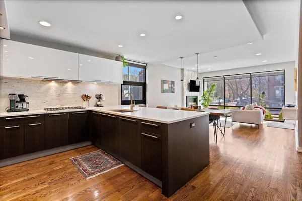 $875,000 | 1900 West Armitage Avenue, Unit 1, Chicago, IL 60622