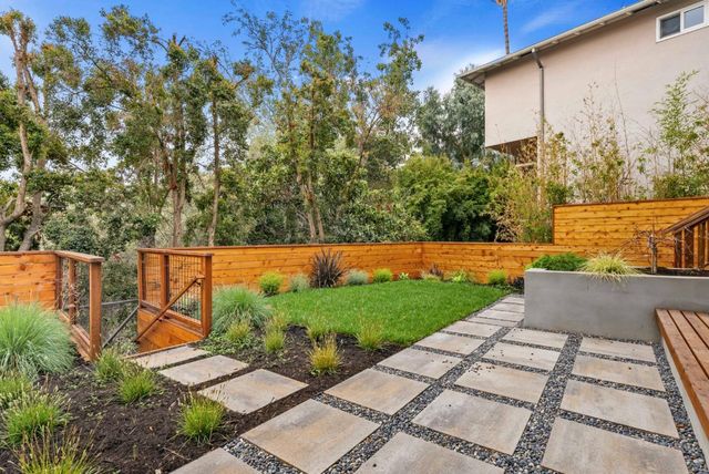 a view of a backyard