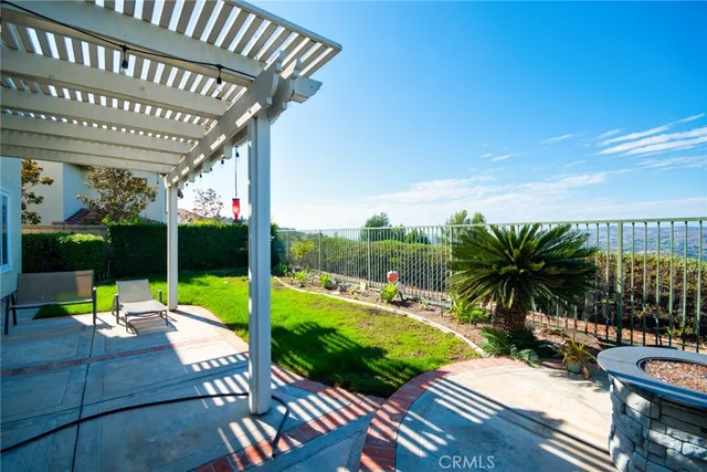 a view of a yard in front of house