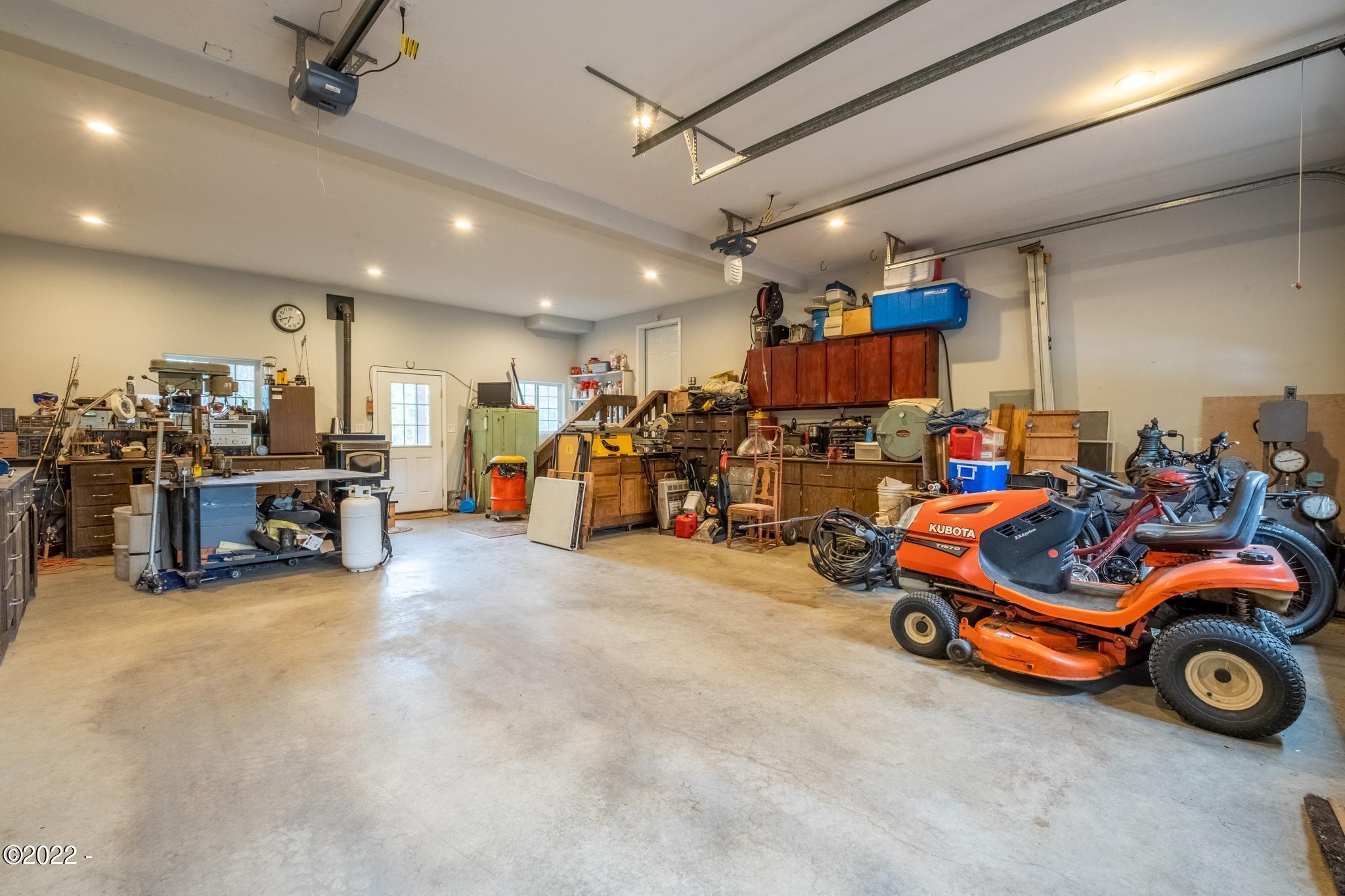 1134 Southeast River Road Toledo, OR 97391 - Photo 29 of 87 Garage