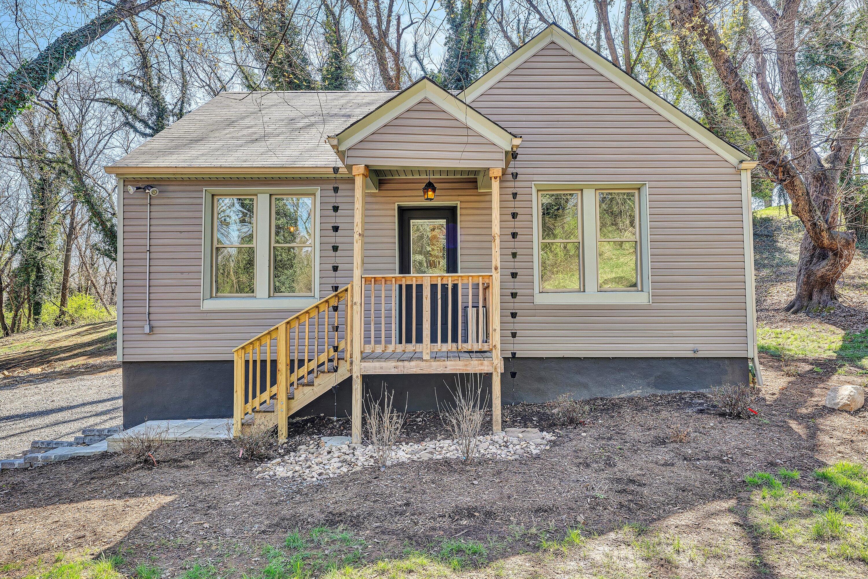 1815 Clinton Avenue Southeast Roanoke, VA 24013 - Photo 1 of 20 Front