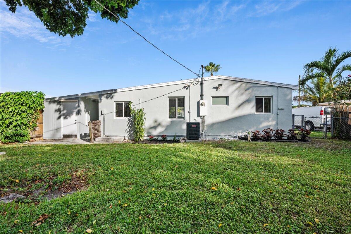 3209 French Avenue Lake Worth, FL 33461 - Photo 18 of 19 20-LUX_7626