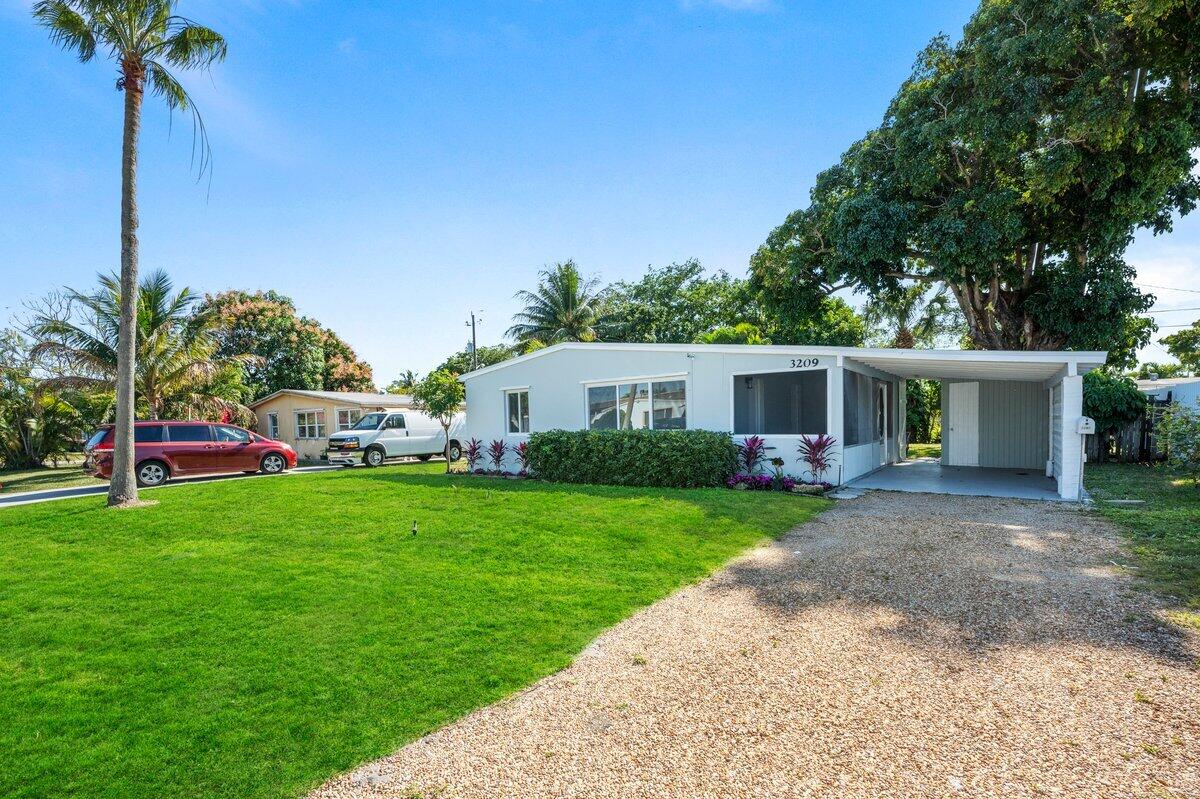 3209 French Avenue Lake Worth, FL 33461 - Photo 2 of 19 LUX_1837