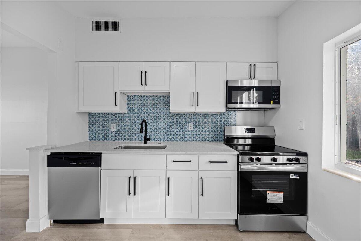 3209 French Avenue Lake Worth, FL 33461 - Photo 3 of 19 11-LUX_7699