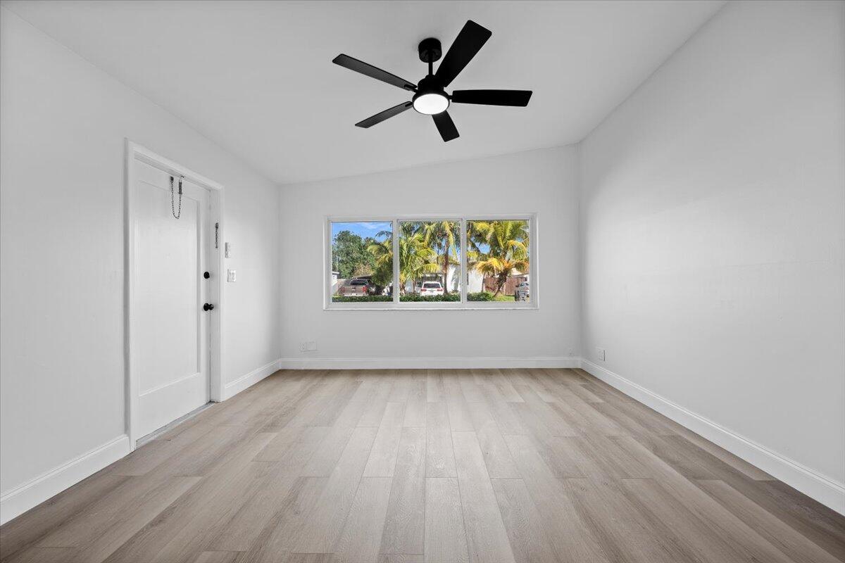 3209 French Avenue Lake Worth, FL 33461 - Photo 9 of 19 09-LUX_7684