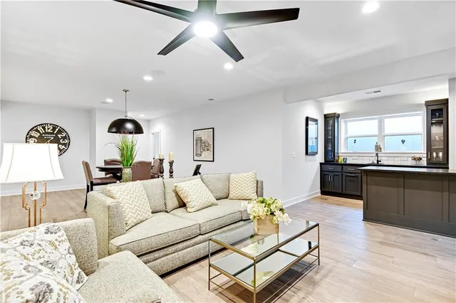 $779,950 | 24912 West 98th Place, Lenexa, KS 66227