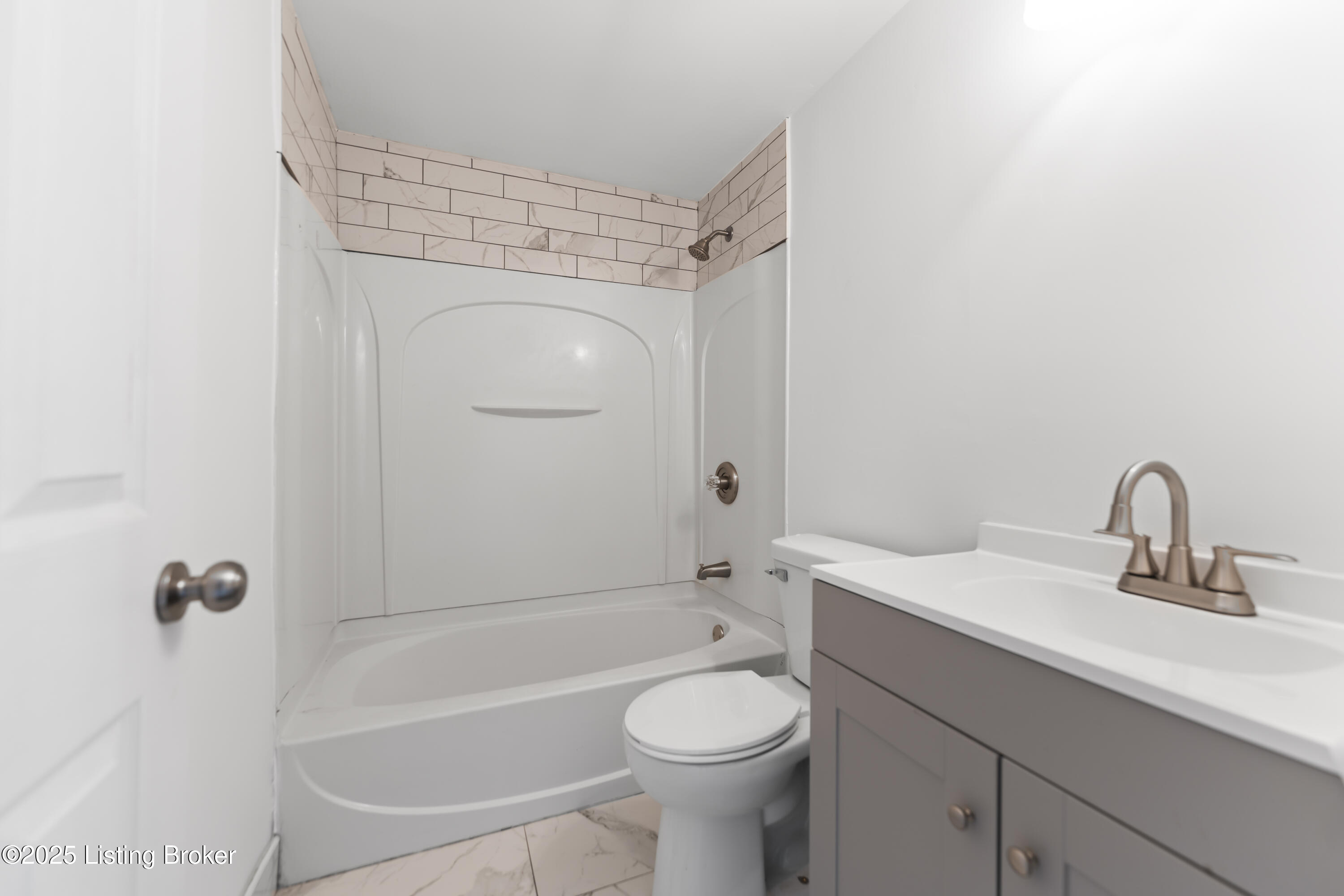 9722 Chapel Hill Road Louisville, KY 40229 - Photo 8 of 23 10-DSC01522
