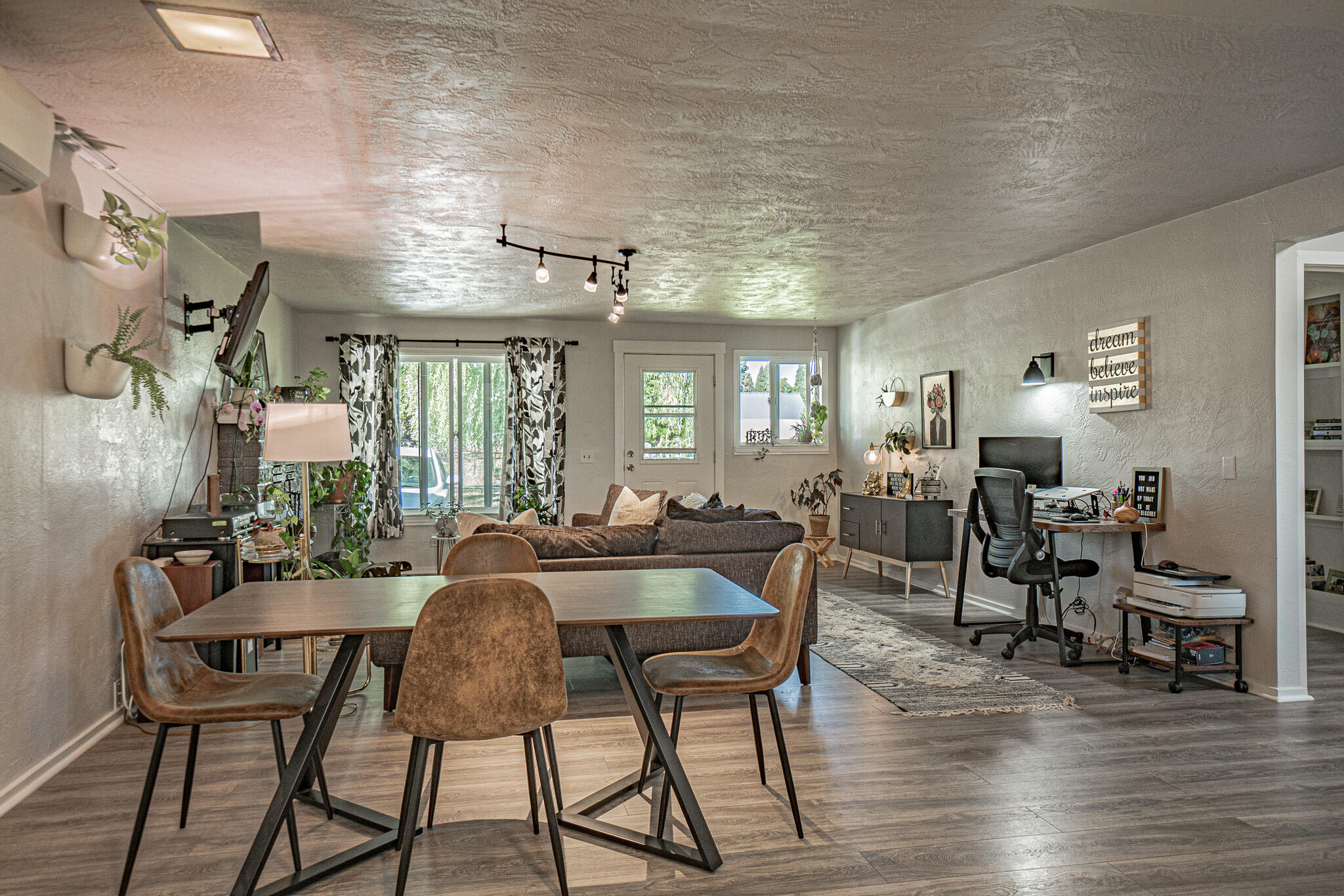 912 South Stage Road, Unit B Medford, OR 97501 - Photo 5 of 15 5 Dining Living Area