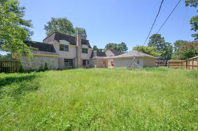 a view of front of house with a yard