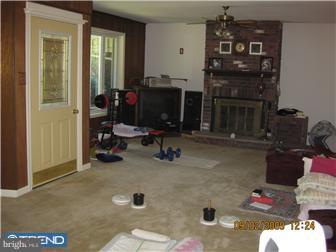 212 Morgan Street Carneys Point, NJ 08069 - Photo 6 of 7 Living Room