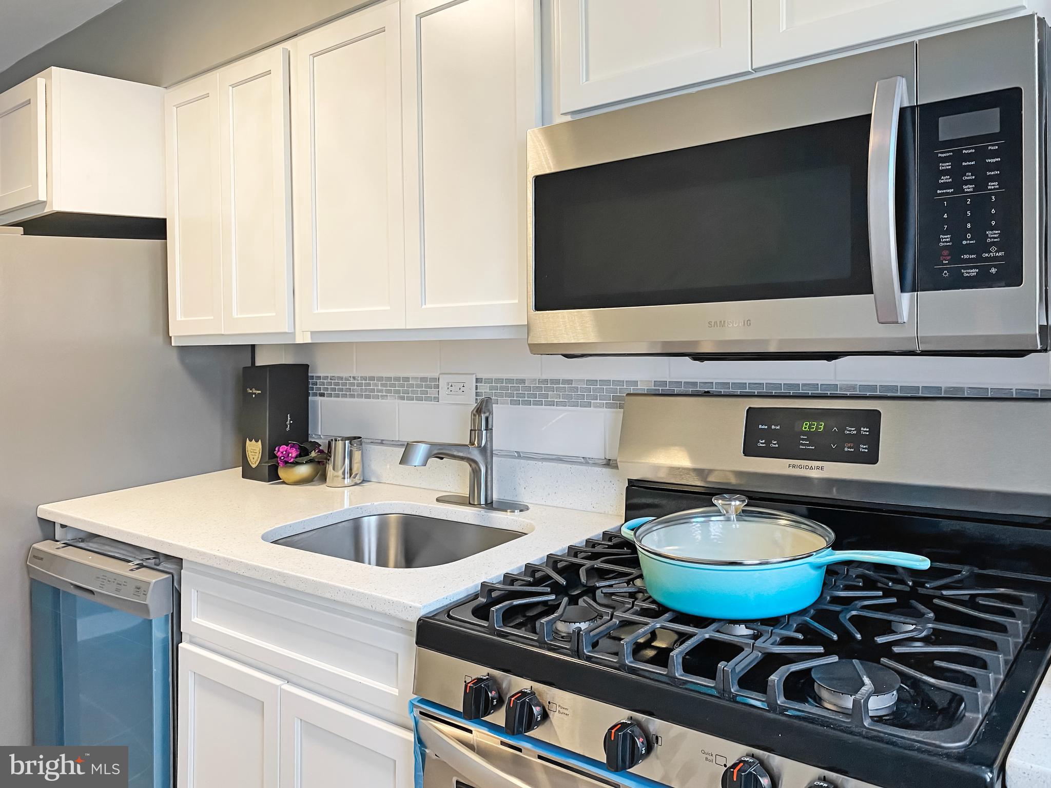 1026 Stamford Road Baltimore, MD 21229 - Photo 2 of 41 Gas stove built-in microwave
