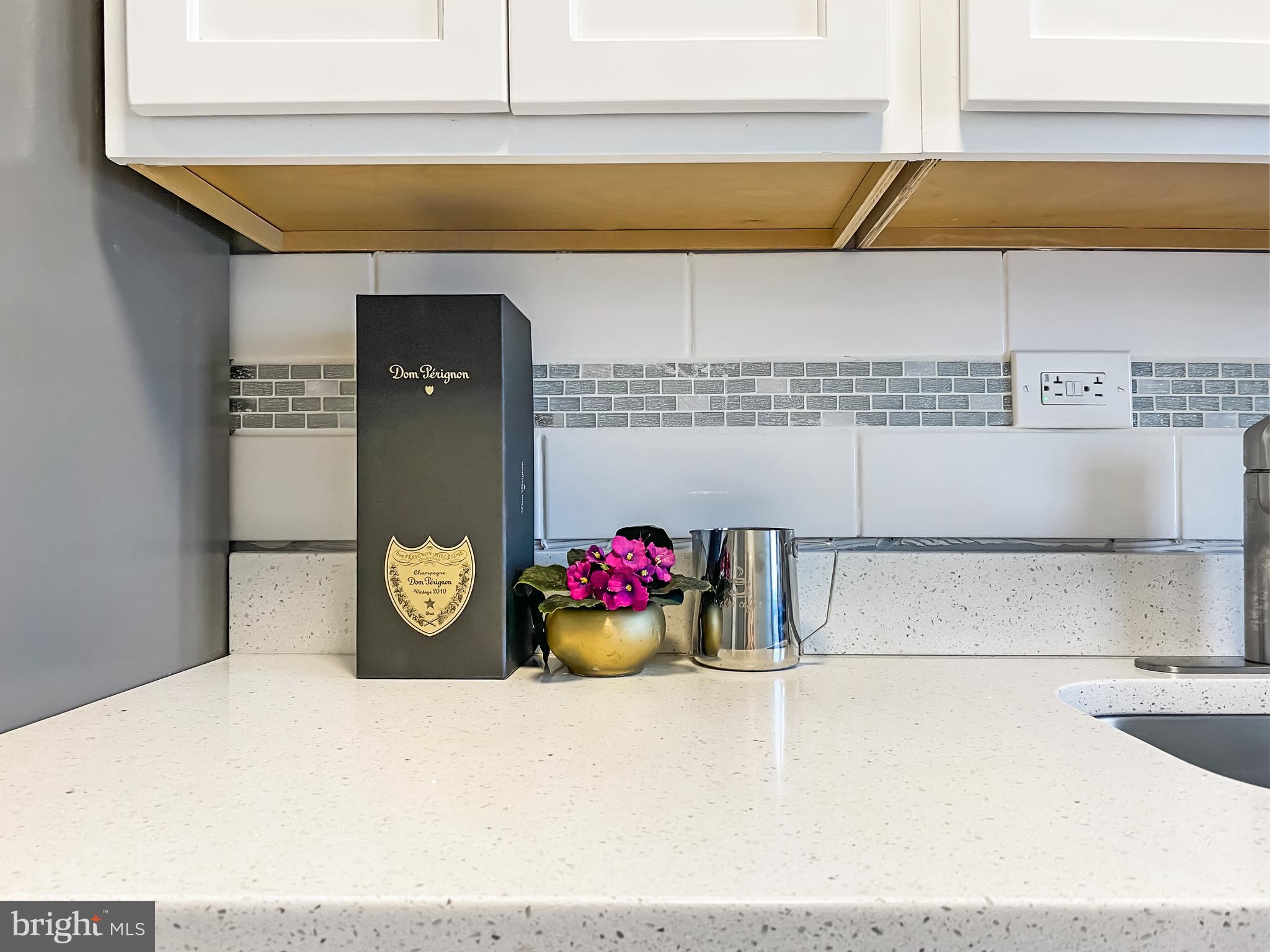 1026 Stamford Road Baltimore, MD 21229 - Photo 3 of 41 backsplash with sparkle