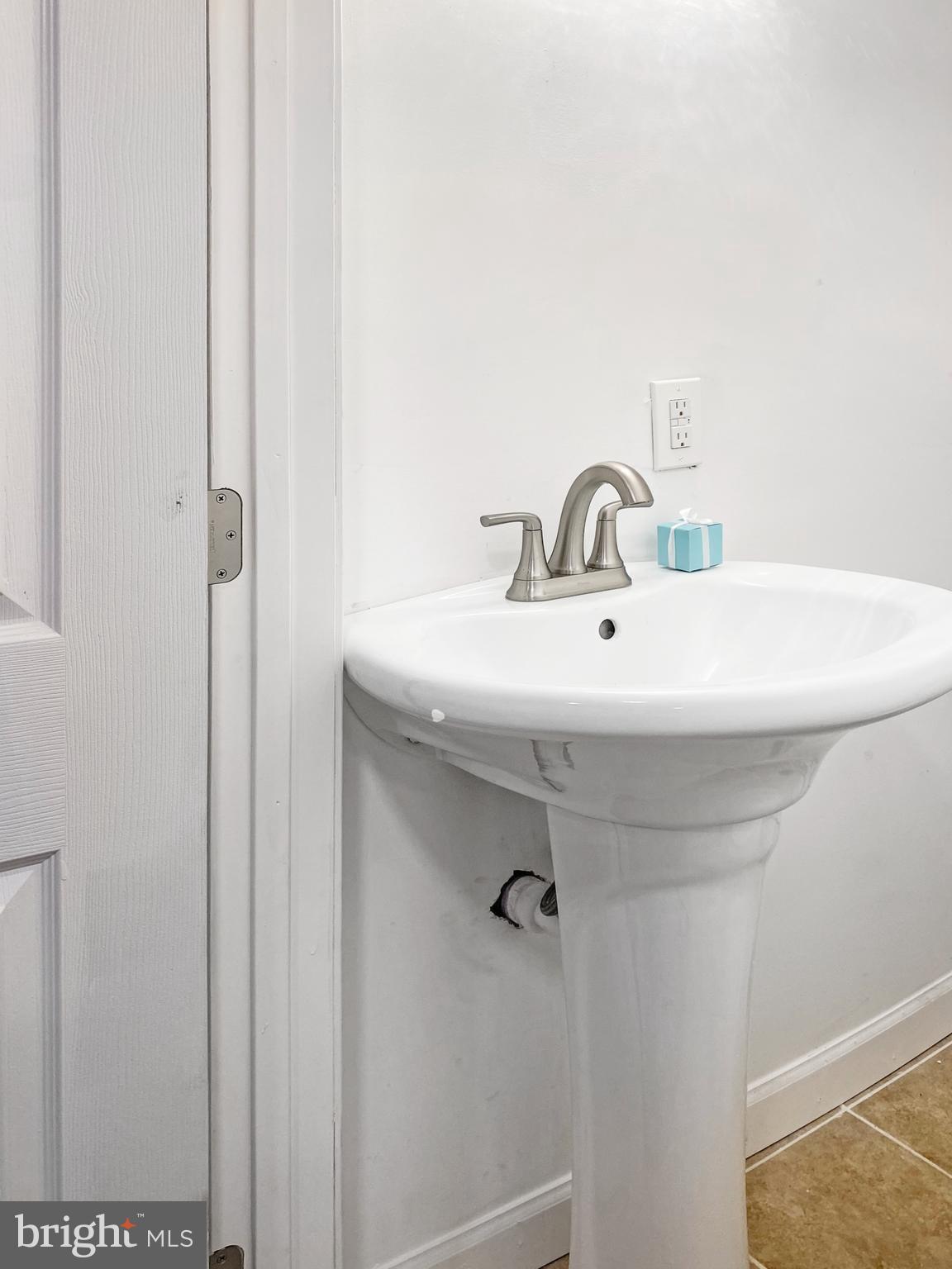 1026 Stamford Road Baltimore, MD 21229 - Photo 37 of 41 VENTILATED POWDER ROOM